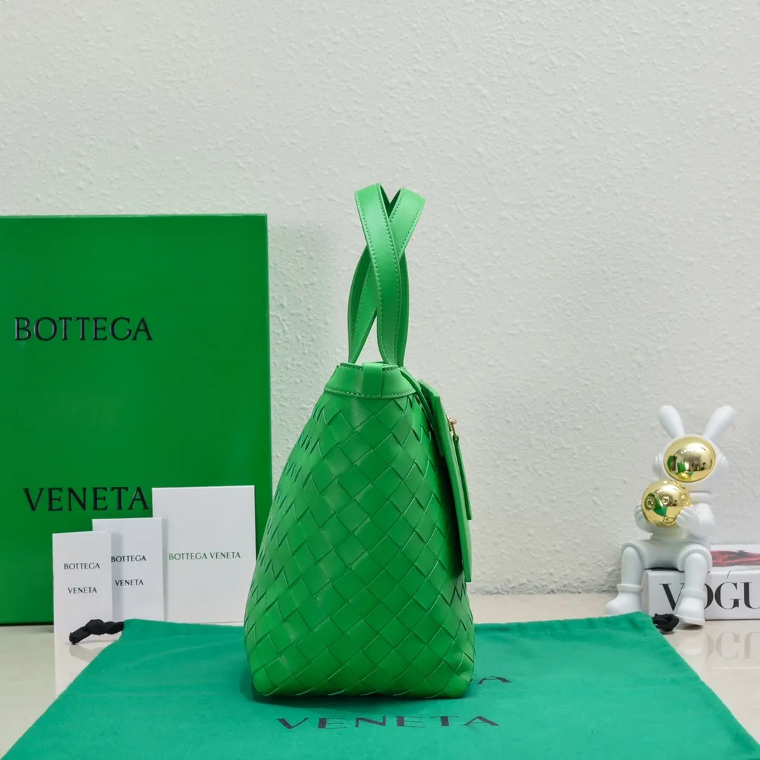 Batch 1500 #Bv 2023 new product Flip Flap tote bag, simple and practical tote body design, classic leather weaving, fully displaying Bv craftsmanship, and making the whole bag look more refined. The small zipper pocket can be placed inside the bag, or can be placed outside as a handbag seal. The versatile small tote [happy] is both fashionable and practical. It is suitable for a variety of occasions. It is made of top-grade happa lambskin. It is very soft and lightweight. The bag shape that can stand up without falling down is really nice. It is the first choice for fashion workers and expectant mothers. Size: 23x18.5x15, model: 7746